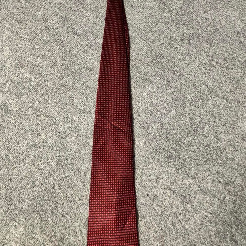 Reaction Kenneth Cole red tie